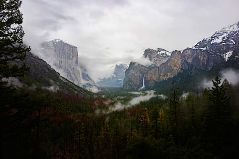 Grün, Bäume Feld, grau, Berg, Himmel, hoch, Bäume, Berge, Entfernung, tagsüber, Gebirge, wolkig, Landschaft, szenisch, Nebel, Düsternis, Nationalpark, Wald, Natur, Halbkuppel, Yosemite, clound, Schönheit in der Natur, Szenen - Natur, Pflanze, Umgebung, Baum, Land, keine Leute, wolke - himmel, ruhige Szene, Reise, Tal, draußen, Ruhe, Nadelbaum, Kiefer, Gipfel, Formation, Kiefernwald, 5K, CC0, gemeinfrei, lizenzfrei