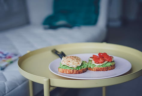 flach, fokus fotografie, Gemüsesandwich, Teller, Burger Slice, Weiß, Tabelle, Grün, Zuhause, Dekor, Lebensmittel, Essen und Trinken, gesundes Essen, Frische, Fokus auf den Vordergrund, Wohlbefinden, drinnen, fertig für den Verzehr, Nahansicht, Stillleben, keine Leute, Mahlzeit, Serviergröße, Tag, Obst, Gemüse, Brot, Sitz, Frühstück, Garnierung, Versuchung, 2K, CC0, gemeinfrei, lizenzfrei