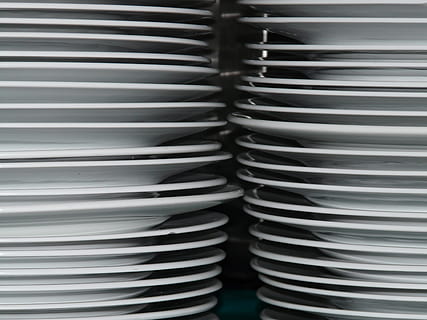 plade, stak, bordservice, plade stabel, porcelæn, hvid, spise, stål, metal, industri, baggrunde, rustfrit stål, metallisk, aluminium, ingen mennesker, stor gruppe af objekter, overflod, indendørs, stilleben, tæt på, mønster, fuld ramme, bestille, arrangement, keramik, i en række, gentagelse, køkkenredskaber, balance, 2K, CC0, offentligt domæne, royaltyfrie