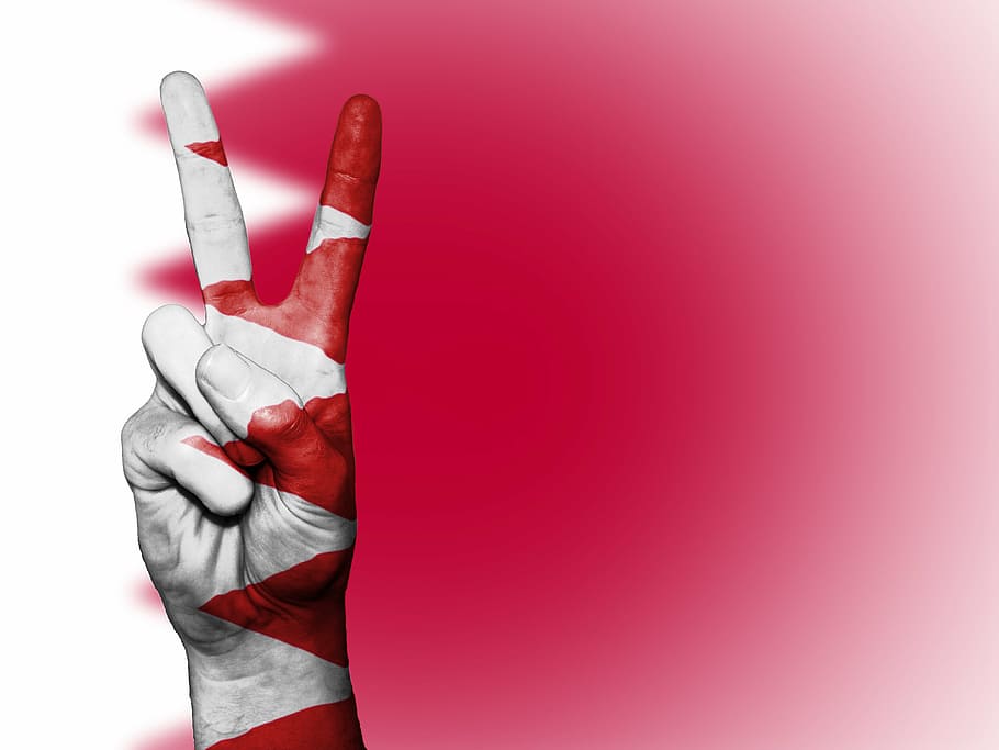 bahrain, bandera, pau, fons, banner, colors, país, ensign, gràfic, icona, nacional, estat, símbol, turisme, viatjar, part del cos humà, mà humana, vermell, guant de protecció, tecnologia, adult, gent, una persona, a l'interior, només adults, mà, dit humà, dit, part del cos, fons de colors, tir de l'estudi, mostrant, còpia espai, gesticulant, celebració, persona irreconeixible, primer pla, fons vermell, Color blanc, agressió, 4K