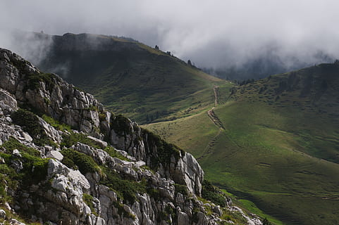 alpii de munte verzi, verde, munţi, timpul zilei, fotografie aeriene, iarbă verde, acoperit, Munte, nor, stâncă, iarbă, acoperit de nori, natură, peisaj, scenics, în aer liber, nor - cer, deal, varf de munte, Culoarea verde, de munte, vale, obiect de rocă, o scenă liniștită, nici o persoana, liniște, zi, mediu inconjurator, ceaţă, scenice - natura, teren, cer, solid, frumusețe în natură, destinații de călătorie, 4K, CC0, domeniu public, fără drepturi de autor