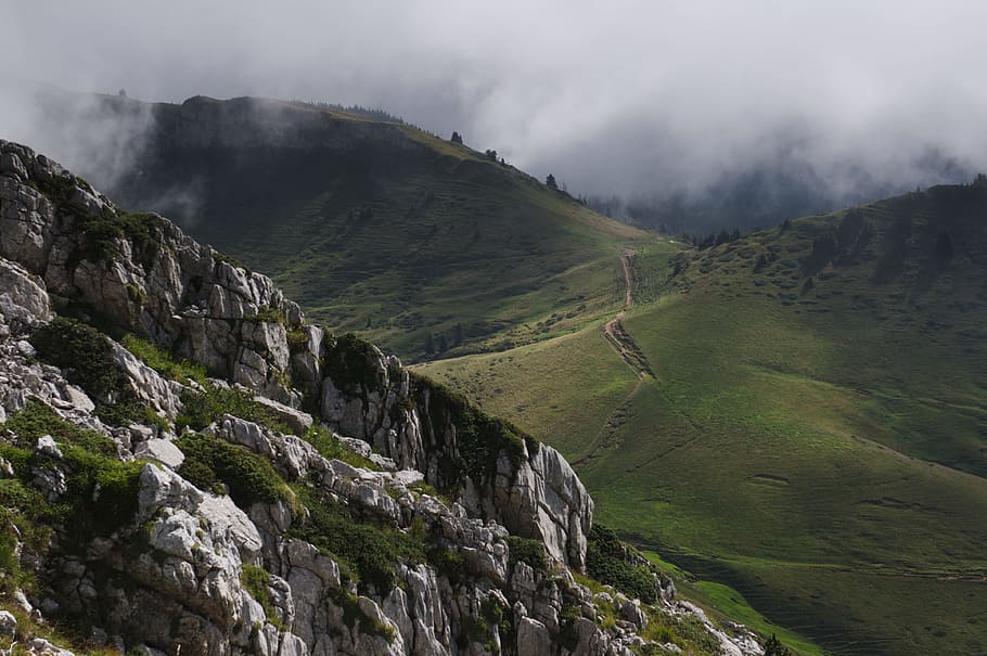 alpii de munte verzi, verde, munţi, timpul zilei, fotografie aeriene, iarbă verde, acoperit, Munte, nor, stâncă, iarbă, acoperit de nori, natură, peisaj, scenics, în aer liber, nor - cer, deal, varf de munte, Culoarea verde, de munte, vale, obiect de rocă, o scenă liniștită, nici o persoana, liniște, zi, mediu inconjurator, ceaţă, scenice - natura, teren, cer, solid, frumusețe în natură, destinații de călătorie, 4K