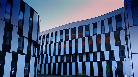 arquitectura, construcció, modern, finestra, arquitectura, edifici, façana, Llei, justícia - concepte, lloc de treball, a l'aire lliure, acer, posta de sol, estructura construïda, exterior de l'edifici, ciutat, cel, cap gent, oficina, vidre - material, exterior d’edifici d’oficines, cel clar, naturalesa, en fila, blau, dia, patró, govern, 4K, CC0, domini públic, lliure de regalies