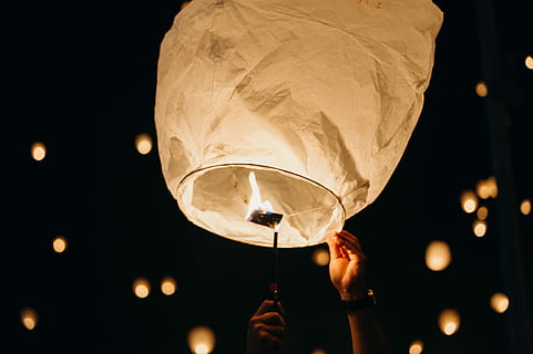 Person, halten, Himmelslaterne, Nacht-, Aussicht, Laterne, dunkel, Beleuchtung, Hand, beleuchtet, Lichtanlage, menschliche Hand, menschliches Körperteil, Feier, eine Person, Fokus auf den Vordergrund, Flachwinkelansicht, Erfrischung, Körperteil, nicht erkennbare Person, Himmel, draußen, Wein, Glas, Papierlaterne, Licht, menschliches Glied, 4K, CC0, gemeinfrei, lizenzfrei