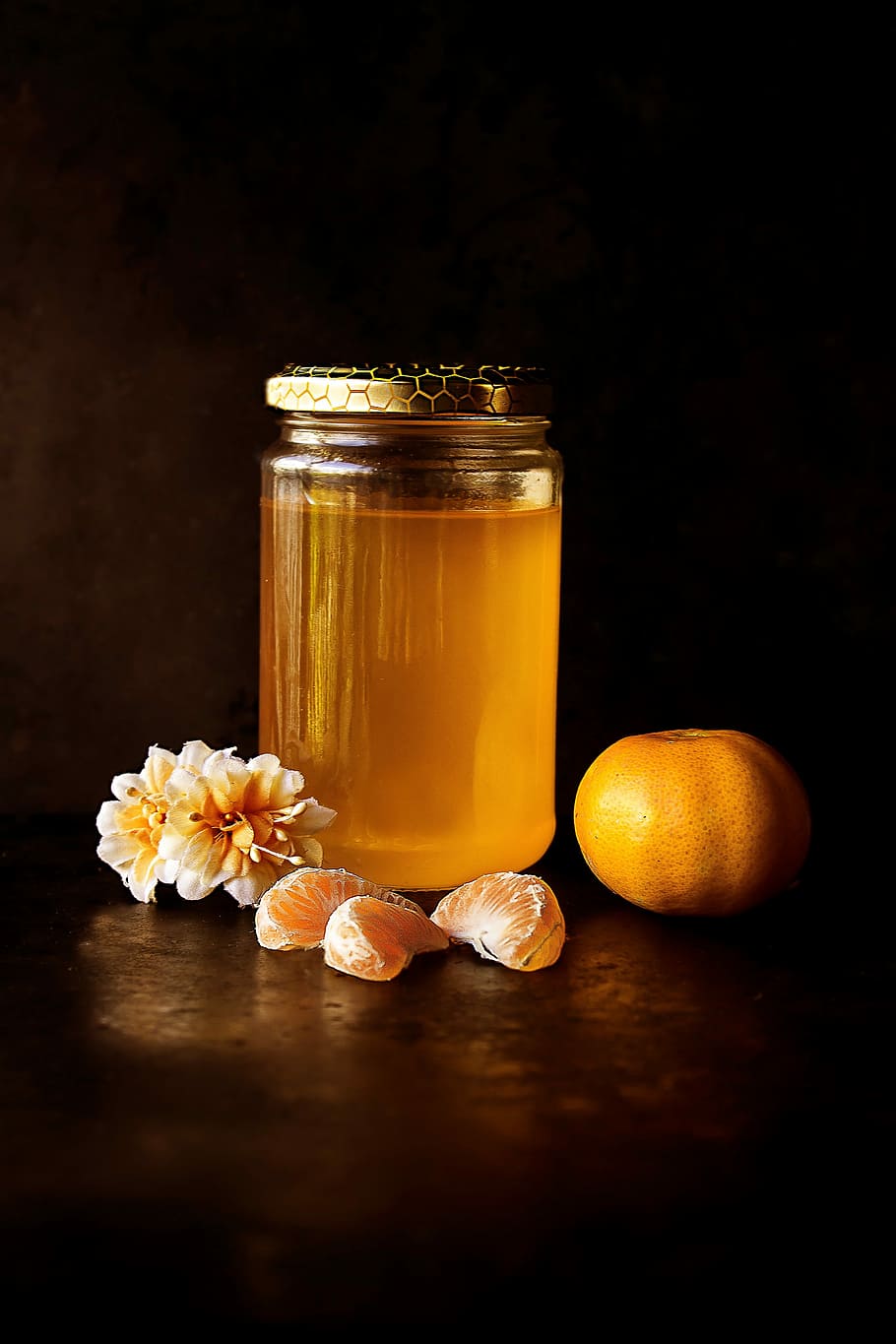 clar, gerro de vidre, ple, taronja, fruita, cítrics, fruita taronja, jar, menjar, groc, orgànic, material de fusta, estil de vida saludable, cap gent, menjar i beguda, alimentació saludable, a l'interior, contenidor, natura morta, benestar, frescor, taula, primer pla, color taronja, vidre - material, tir de l'estudi, salut i medicina, planta, 4K