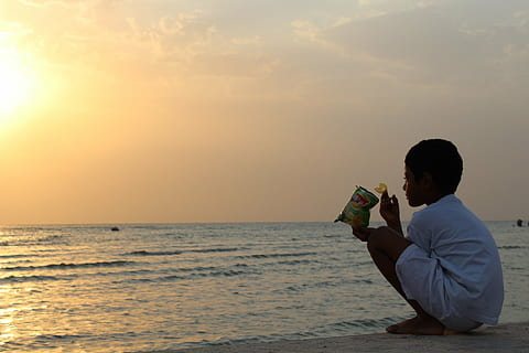 garçon, squat, de face, calme, corps, eau, le coucher du soleil, caméra d'action, Ajouter, téléphone Android, arabe, pages de livre, je vous ♥, insta un, aucune personne, vieux, saoudien, Je vous remercie, mer, plage, ciel, le sable, Hommes, horizon au-dessus de l'eau, adulte, les vacances, Seulment les adultes, Vrais gens, une personne, Activité de loisir, thèmes de la photographie, photographier, activité, horizon, beauté dans la nature, La technologie, appareil photo - équipement photographique, paysages - nature, la nature, modes de vie, en plein air, 1080P, CC0, domaine public, libre de droits
