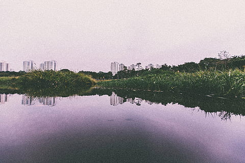 Gebäude, Gras, Teich, Reflexion, Wasser, Natur, Fluss, See, Baum, Himmel, Pflanze, Gebäudehülle, Ufergegend, die Architektur, gebaute Struktur, Ruhe, keine Leute, klarer Himmel, Schönheit in der Natur, Tag, Stadt, ruhige Szene, draußen, 5K, CC0, gemeinfrei, lizenzfrei