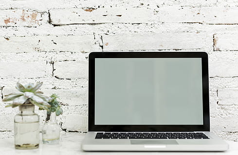 fordult, macbook, pro, egyértelmű, üveg, hordozható számítógép, alma, számítógép, fal, technológia, vezeték nélküli technológia, kapcsolat, közlés, növény, számítógép tartozék, számítógép monitor, virág, virágzó növény, nem ember, számítógép hálózat, fedett, asztal, falépítő funkció, fehér szín, Internet, téglafal, üres, billentyűzet, 4K, CC0, közkincs, jogdíjmentes