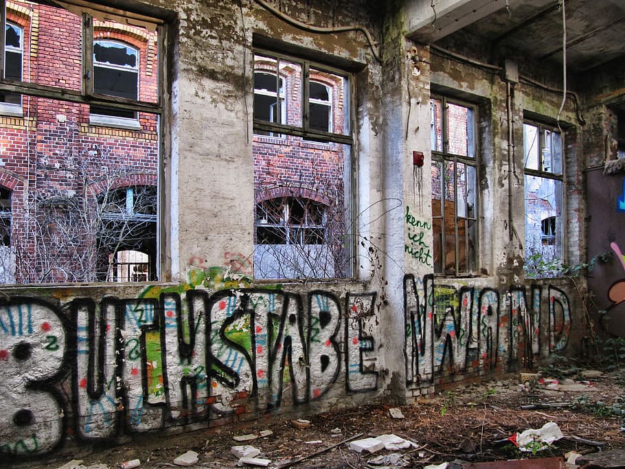 fàbrica, edifici, vell, caduc, hauswand, ruïna, sortir, llocs perduts, edifici industrial, Leipzig, plagwitz, pintura mural, abandonat, brut, vandalisme, aixafar, graffiti, ghetto, espatllat, arquitectura i edificis, arruïnat, estructura construïda, cap gent, arquitectura, destrucció, finestra, putrefacció, trencat, desordenat, obsoleta, imatge en color, mal estat, antiga ruïna, exterior de l'edifici, dia, resistent, paret, paret de maó, casa, funció de construcció de parets, a l'aire lliure, deteriorament, maó, 2K