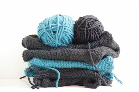 blå, hvid, strikket, garner, uld, strikning, kunsthåndværk, materiale, uldkugle, hvid baggrund, strikkepinde, varme tøj, tekstil, studio skud, Kunst og håndværk, indendørs, håndværk, tæt på, stilleben, blødhed, tøj, vinter, skåret ud, multi farvet, turkisfarvet, 4K, CC0, offentligt domæne, royaltyfrie