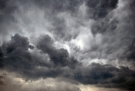 baix, fotografia d'angle, núvols nimbus, posta de sol, cel, sol, núvols, blanc i negre, cel gris, tempesta, núvol - cel, fosc, núvol de tempesta, cel dramàtic, cloudscape, núvol, cel malhumorat, pluja, medi ambient, fons, signe, vent, naturalesa, ominós, senyal d'advertència, cap gent, pluja torrencial, meteorologia, a l'aire lliure, clima extrem, clima, 2K, CC0, domini públic, lliure de regalies