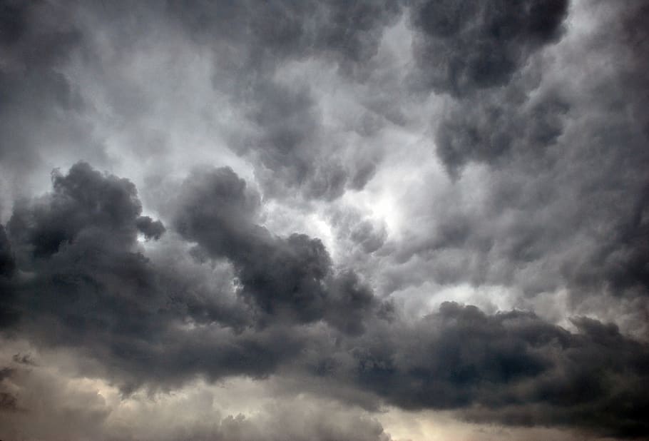 baix, fotografia d'angle, núvols nimbus, posta de sol, cel, sol, núvols, blanc i negre, cel gris, tempesta, núvol - cel, fosc, núvol de tempesta, cel dramàtic, cloudscape, núvol, cel malhumorat, pluja, medi ambient, fons, signe, vent, naturalesa, ominós, senyal d'advertència, cap gent, pluja torrencial, meteorologia, a l'aire lliure, clima extrem, clima, 2K