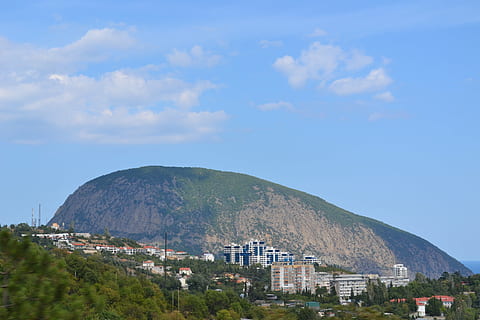 muntanya, paisatge, cel, núvol, a l'aire lliure, yalta, Ucraïna, naturalesa, rock, viatjar, famós, lloc, penya-segat, Bear Mountain, exterior de l'edifici, arquitectura, estructura construïda, edifici, ciutat, barri residencial, arbre, planta, terra, cap gent, dia, núvol - cel, escenics - natura, Serra, bellesa a la natura, paisatge urbà, 4K, CC0, domini públic, lliure de regalies