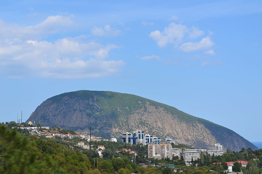 muntanya, paisatge, cel, núvol, a l'aire lliure, yalta, Ucraïna, naturalesa, rock, viatjar, famós, lloc, penya-segat, Bear Mountain, exterior de l'edifici, arquitectura, estructura construïda, edifici, ciutat, barri residencial, arbre, planta, terra, cap gent, dia, núvol - cel, escenics - natura, Serra, bellesa a la natura, paisatge urbà, 4K