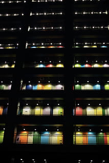 arquitectura, edifici, infraestructura, estructura, establiment, apartament, terrassa, veranda, color, il·luminat, nit, estructura construïda, patró, vista d’angle baix, cap gent, equips d’il·luminació, brillant, exterior de l'edifici, finestra, marc complet, fons, modern, ciutat, vidre - material, llum - fenomen natural, a l'aire lliure, sostre, vida nocturna, 5K, CC0, domini públic, lliure de regalies