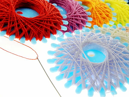 filo, filato, cucire, ago, colorato, nähutensilien, filo per cucire, sartoria, Handarbeit, mestiere, merceria, accessori per il cucito, kit da cucito, creativo, schneider, design, moda, lavoro manuale, tessuto, colore, tessile, natura morta, multicolore, in casa, arte e artigianato, rosso, creatività, nessuno, girato in studio, avvicinamento, sfondo bianco, modello, vista dall'alto, lana, tavolo, blu, decorazione, Materiale, complessità, 4K, CC0, dominio pubblico, privo di copyright