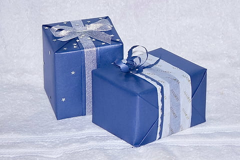 zwei, Blau, Geschenke, Weiß, Stoff, Geschenk, vorhanden, Liebe, Freund, Paar, zusammen, glücklich, Glückwunsch, geben, handgemacht, Bogen, Band, Box, feiern, Gruß, Geburtstag, Party, Geschenkbox, süß, klein, gratulieren, schick, Kasten - Behälter, Band - Nähartikel, gebundener Bogen, Container, Feier, Weihnachtsgeschenk, Überraschung, Papier-, Geschenkpapier, Urlaub, Stillleben, Emotion, eingewickelt, keine Leute, Aufwand, lila, 2K, CC0, gemeinfrei, lizenzfrei