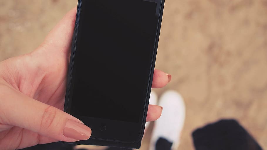 osoba, hospodářství, Černá, iPhone 5, obrazovka, android, chytrý telefon, iphone, buňka, mobilní, pohybliví, technologie, ruce, prsty, lak na nehty, část lidského těla, lidské ruky, jedna osoba, muži, detail, den, bezdrátové technologie, skutečných lidí, dospělý, sdělení, ruka, přenosné informační zařízení, část těla, mobilní telefon, počítač, spojení, Dotyková obrazovka, Internet, přenosnost, digitální tablet, počítačový monitor, pomocí počítače, displej z tekutých krystalů, venku, moderní, prst, globální komunikace, prázdný, 1080P