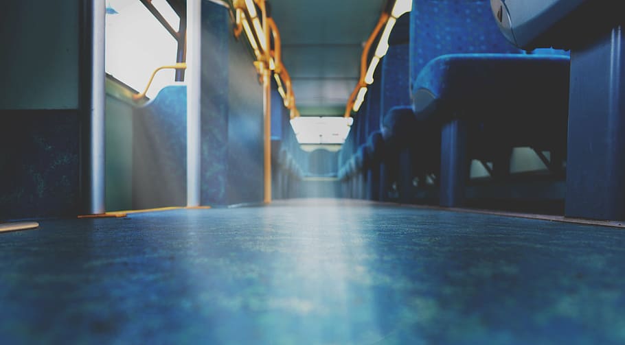 Basso, fotografia ad angolo, blu, sedili del veicolo, dentro, autobus, sfocatura, sedie, vuoto, pavimento, corridoio, in casa, luce, luce del sole, sistema di trasporto, giorno, nessuno, attività commerciale, industria, fabbrica, assenza, architettura, mezzi di trasporto, metallo, costruzione, magazzino, stanza domestica, illuminato, livello di superficie, tecnologia, interno del veicolo, messa a fuoco selettiva, posto a sedere, 4K
