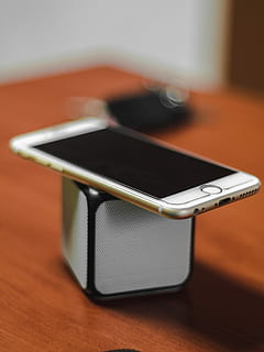 iphone emas 6, teratas, bluetooth, portabel, pembicara, putih, hitam, speaker bluetooth, teknologi, iphone, musik, telepon, teknologi nirkabel, koneksi, komunikasi, meja, ponsel pintar, dalam ruangan, perangkat informasi portabel, tidak ada orang, telepon genggam, portabilitas, komputer, merapatkan, fokus selektif, fokus pada latar depan, bahan kayu, Internet, objek tunggal, jaringan komputer, tablet digital, 4K, CC0, domain publik, bebas royalti