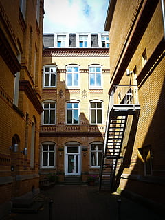arkitektur, murstein, bygning, fasade, vegg, gammel, Hagen, skygge, lys, bygget struktur, bygge eksteriør, vindu, boligområde, by, dag, ingen folk, natur, himmel, utendørs, inngang, lav vinkel visning, sky - himmel, sollys, gate, dør, leilighet, 2K, CC0, offentlig domene, opphavsrett gratis