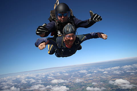 tandem, skydive, sjovt, Midt i luften, faldskærmsudspring, en person, himmel, blå, sport, fuld længde, voksen, ekstrem sport, natur, hoppe, flyvende, herrer, bevægelse, opstemthed, fritidsaktivitet, glæde, dag, eventyr, udendørs, frihed, 5K, CC0, offentligt domæne, royaltyfrie