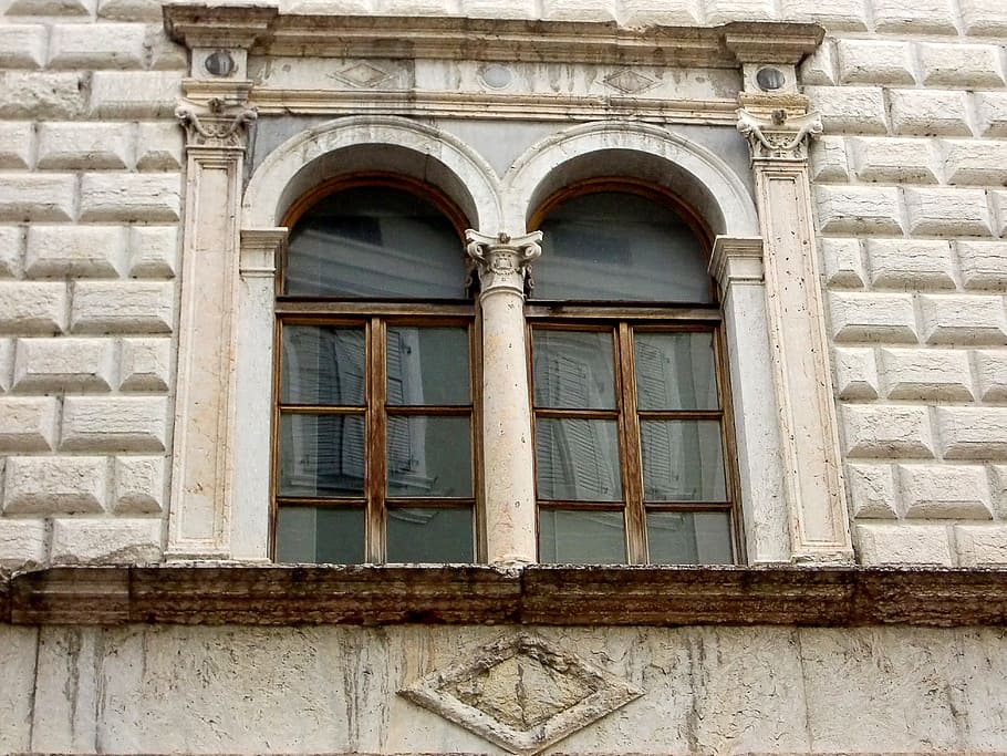 finestra, vell, finestra antiga, façana, històricament, resistent, fusta, vidre, trencar, edifici, finestres de fusta, barri antic, marcs de finestres, obert, decoracions de finestres, caixa de flors, exterior de l'edifici, arquitectura, estructura construïda, vista d’angle baix, dia, arc, cap gent, funció de construcció de parets, paret, història, paret de maó, tancat, el passat, barri residencial, maó, a l'aire lliure, vidre - material, paret de pedra, ornamentat, 4K