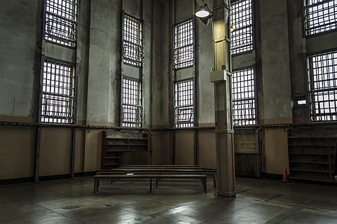 benk ​​stoler, ved siden av, brun, søyle, gammel, eldgammel, fengsel, konstruksjon, bygning, historie, årgang, metall, landemerke, alcatraz, vindu, rusten, retro, antikk, aldrende, turisme, San Fransisco, rom, gammelt rom, vinduer, innendørs, arkitektur, ingen folk, hjemlige rom, tømme, bygget struktur, forlatt, dag, sete, gulv, fravær, fortiden, fengselscelle, glass - materiale, 5K, CC0, offentlig domene, opphavsrett gratis