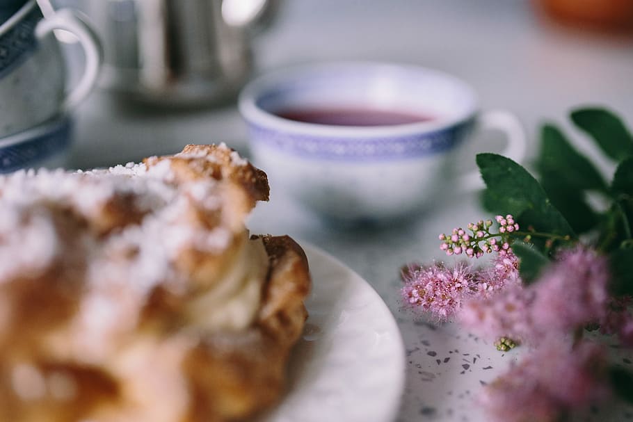 Sahne, puffs, Kaffee, Windbeutel, Tee, Tasse, Kuchen, Süss, Tasse Tee, Plätzchen, Lebensmittel, Teller, Frühstück, Gourmet, Nahansicht, selektiver Fokus, drinnen, Essen und Trinken, keine Leute, Frische, Pflanze, Blume, Süßes Essen, Natur, blühende Pflanze, Dessert, Tabelle, Stillleben, Mahlzeit, gebacken, Pflanzenteil, Versuchung, Geschirr, lila, französisches Essen, 5K
