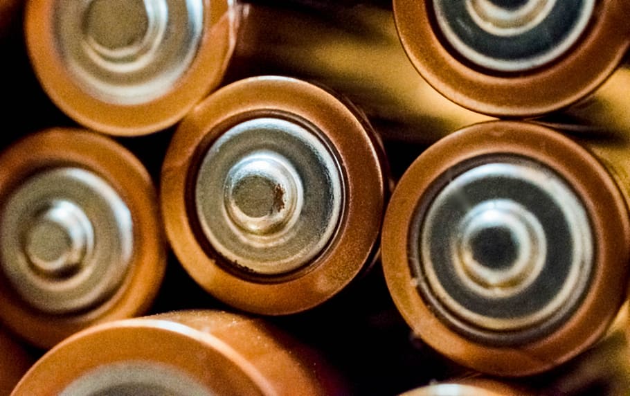 foto de primer pla, bateries, borrós, llautó, cercles, primer pla, focus, rodó, acabar, cercle, forma geomètrica, forma, marc complet, natura morta, fons, a l'interior, cap gent, gran grup d'objectes, variació, elecció, arranjament, directament a sobre, disseny, costat a costat, material de fusta, contenidor, grup d'objectes, en fila, 5K