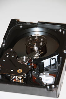Daten, Festplatte, Festplatte, Laufwerk, fahren, schwer, hdd, Daten, Platte, Fahrt, schwer, Festplatte, Computer, Datenspeicher, Metall, Spiegel, scsi, Silber-, Lager, Technologie, Musik-, Grammophon, Drehscheibe, Aufzeichnung, Kunst, Kultur und Unterhaltung, altmodisch, drinnen, Retro-Stil, Nahansicht, keine Leute, schwarze Farbe, Nostalgie, Ausrüstung, Verbindung, Tontechnik, High Angle View, Stillleben, weißer Hintergrund, Kommunikation, Studioaufnahme, 4K