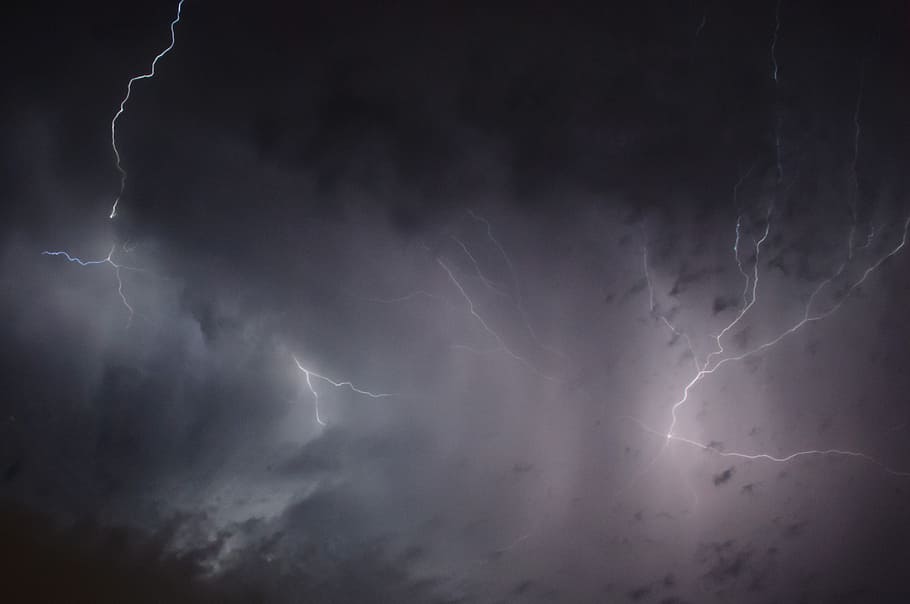 grå, skyer, lyn, blitz, himmel, energi, tordenvejr, nat, lynglimt, storm, natur, naturens kraft, udledning, elektricitet, truende, atmosfærisk, mørk, sky - himmel, fare, magt i naturen, skønhed i naturen, strøm, forked lightning, storm sky, dramatisk himmel, skilt, advarselsskilt, ingen mennesker, meddelelse, lav vinkel visning, overskyet, ekstremt vejr, udendørs, ildevarslende, 2K