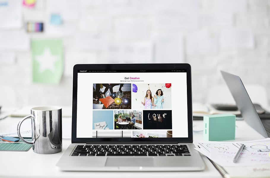 MacBook de plata, taula, al costat, tassa, lloc de treball, espai de treball, portàtil, pantalla, treball, treballar, tecnologia, techie, Bloc de notes, quadern, crear, creatiu, escriptori, digital, tassa de cafè, negocis, vista, inici, ordinador, tecnologia sense fils, comunicació, connexió, xarxa d’ordinadors, Internet, a l'interior, tauleta digital, còpia espai, mobles, centrar-se en primer pla, pantalla del dispositiu, adult, modern, utilitzant l’ordinador, usant portàtil, navegar per la xarxa, comunicacions globals, organitzador electrònic, 4K
