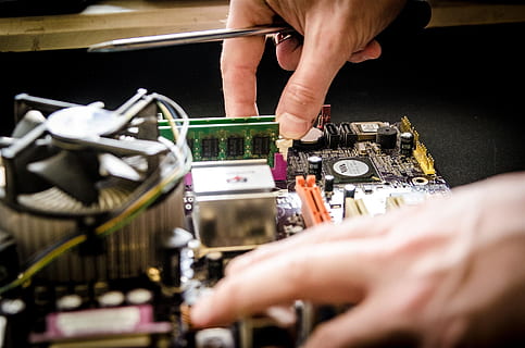 la personne, en portant, ordinateur, RAM, bâton, un service, des ordinateurs, réparation, électronique, équipement informatique, il, Composants, La technologie, équipement, réparer, technicien, main humaine, ingénieur, fermer, main, partie du corps humain, Vrais gens, une personne, Occupation, mise au point sélective, travail, se concentrer sur le fond, machinerie, à l'intérieur, mode de transport, partie du corps, ajustement, transport, lien, doigt, mécanicien, 1080P, CC0, domaine public, libre de droits