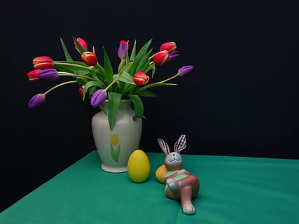 Ostern, Osterhase, Osterdekorationen, Ostereier, Frohe Ostern, Frühling, Ostergruß, Osterthema, Osterdeko, Tulpen, Studioaufnahme, blühende Pflanze, Blume, Pflanze, Vase, keine Leute, drinnen, Darstellung, grüne Farbe, schwarzer Hintergrund, Natur, Nahansicht, Dekoration, Tierdarstellung, Urlaub, Stillleben, Tabelle, Figur, Blütenkopf, Blumenschmuck, 4K, CC0, gemeinfrei, lizenzfrei