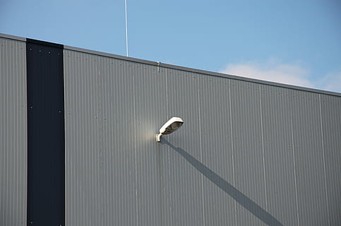 væg, facade, struktur, mønster, belysning, lampe, skygge, blå, grå, tag, dag, udendørs, ingen mennesker, bygning udvendig, bølgebryder, overvågningskamera, arkitektur, bygget struktur, murbygningsfunktion, overvågning, sikkerhed, lav vinkel visning, himmel, sikkerhedssystem, beskyttelse, teknologi, metal, sollys, industri, natur, bølgepap, storebror - orwellske koncept, 4K, CC0, offentligt domæne, royaltyfrie