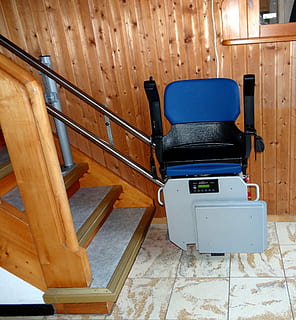 montascale, noioso, Aiuto, utensili, essere mobile, posto a sedere, pavimentazione, sedia, in casa, legno - materiale, assenza, nessuno, natura morta, vuoto, mobilia, interno di casa, legna, tecnologia, pavimento in legno, vista dall'alto, rilassamento, tavolo, caratteristica della parete, in stile retrò, pavimento piastrellato, 2K, CC0, dominio pubblico, privo di copyright