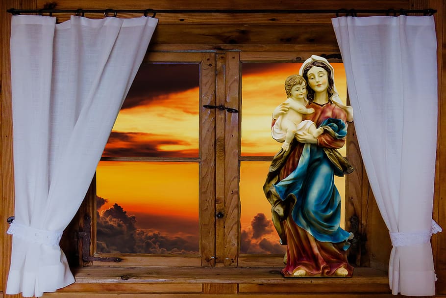 finestra, perspectiva, arquitectura, núvols, cortina, maria, jesús, figura, holzfigur, maria amb un nen, refugi, fusta, marc de fusta, marcs de finestres, finestres, fe, Crist, posta de sol, longitud completa, roba, estructura construïda, religió, art i artesania, dones, a l'interior, creença, naturalesa, adult, cel, estils de vida, gent, espiritualitat, tèxtil, destinacions de viatge, 2K