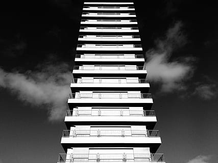 blanc, concret, alt, edifici de pujada, assolellat, dia a escala de grisos, edifici de gran alçada, dia assolellat, escala de grisos, foto, arquitectura, cap gent, estructura construïda, a l'aire lliure, exterior de l'edifici, cel, núvol - cel, blanc i negre, escena urbana, modern, ciutat, vista d’angle baix, alta - alta, edifici, dia, naturalesa, torre, apartament, barri residencial, finestra, exterior d’edifici d’oficines, gratacels, 4K, CC0, domini públic, lliure de regalies
