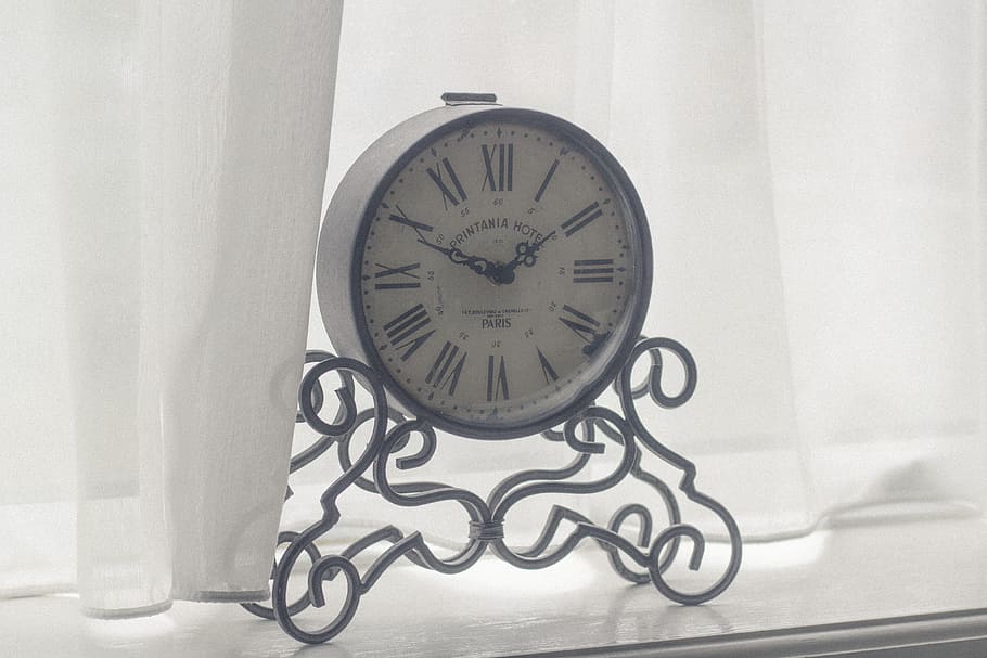rellotge de xemeneia marró, rellotge, temps, decoració, blanc, cortines, a l'interior, Minuta, cap gent, precisió, instrument del temps, rellotge de mà, funció de construcció de parets, nombre, hora de la mà, primer pla, interior de casa, sol objecte, forma, senzillesa, nombre romà, roman, rellotge de paret, antiguitat, motiu floral, 4K