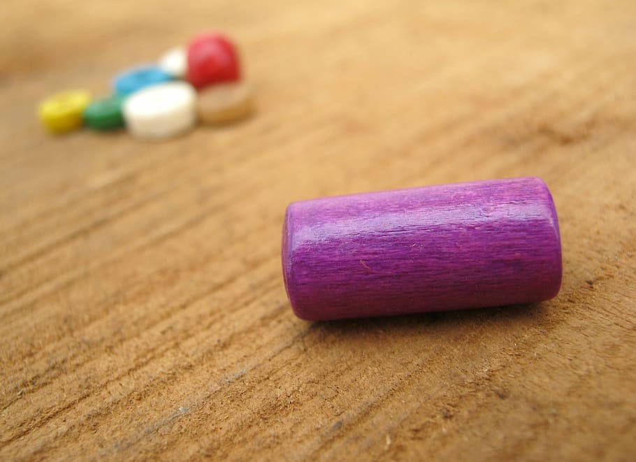 træ, baggrund, violet, tæt på, træ - materiale, indendørs, kosttilskud, ingen mennesker, medicin, vitamin, mad og drikke, sundhedspleje og medicin, pille, multi farvet, dosis, fokus på forgrunden, bord, lilla, mad, stilleben, studio skud, kapsel, selektiv fokusering, 2K