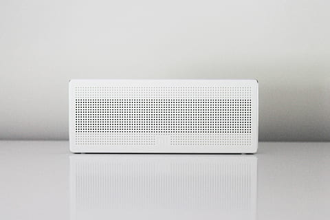 rechteckig, Weiß, tragbar, Redner, Tabelle, Dock, Audio-, Objekte, Technologie, keine Leute, drinnen, weißer Hintergrund, Nahansicht, Tag, weiße Farbe, Studioaufnahme, einzelnes Objekt, Einfachheit, Kommunikation, grau, kopieren sie platz, Kunst, Kultur und Unterhaltung, Verbindung, Auftrag, gestalten, Muster, Sicherheit, 4K, CC0, gemeinfrei, lizenzfrei