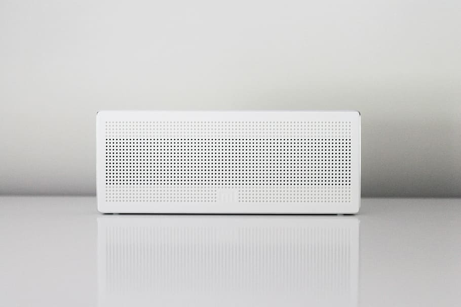 rectangular, blanc, portàtil, altaveu, taula, moll, àudio, objectes, tecnologia, cap gent, a l'interior, fons blanc, primer pla, dia, Color blanc, tir de l'estudi, sol objecte, senzillesa, comunicació, gris, còpia espai, cultura i entreteniment artístic, connexió, ordre, forma, patró, seguretat, 4K