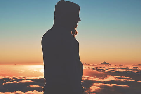 natura, cielo, tramonto, ultimi bagliori, retroilluminato, nuvole, Cloudscape, crepuscolo, idilliaco, all'aperto, tranquillo, calmo, scenario, panoramico, silhouette, Alba, tranquillo, una persona, vista laterale, in piedi, adulto, bellezza nella natura, stili di vita, giovane adulto, contemplazione, colore arancione, nuvola - cielo, incinta, speranza - concetto, inizi, religione, emozione positiva, vista profilo, 4K, CC0, dominio pubblico, privo di copyright