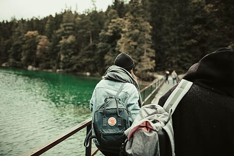 kalt, Landschaft, Natur, Menschen, Rückansicht, Rucksack, Backpacker, Mütze, verwischen, Brücke, Nahansicht, Nadelbäume, Jeansjacke, Tiefenschärfe, Umgebung, Zaun, Tannenbäume, Fokus, Wald, draußen, Kiefern, Geländer, Fluss, Reise, Waffe, tragen, Wetter, Winter, Frau, Baum, Wasser, echte Menschen, Lebensstile, Pflanze, eine Person, Hut, Freizeitbeschäftigung, Transport, Tag, Kleidung, Aktivität, Männer, Urlaub, warme Kleidung, 5K, CC0, gemeinfrei, lizenzfrei