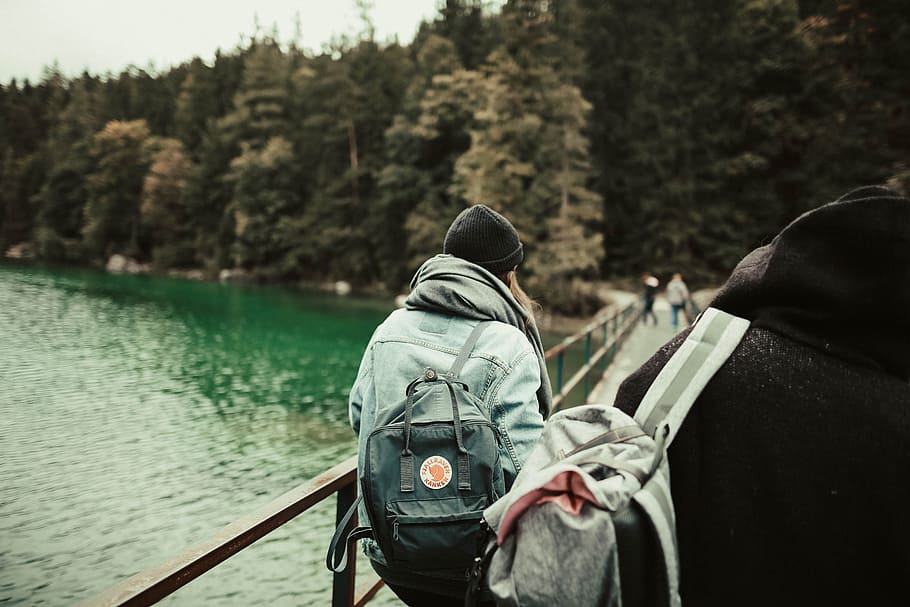 kold, landskab, natur, mennesker, bagfra, rygsæk, backpacker, beanie, sløring, bro, tæt på, nåletræer, denimjakke, dybdeskarphed, miljø, hegn, gran træer, fokus, Skov, udendørs, fyrretræer, rækværk, flod, rejse, våben, have på, vejr, vinter, kvinde, træ, vand, rigtige mennesker, livsstil, plante, en person, hat, fritidsaktivitet, transportmidler, dag, tøj, aktivitet, herrer, ferie, varme tøj, 5K