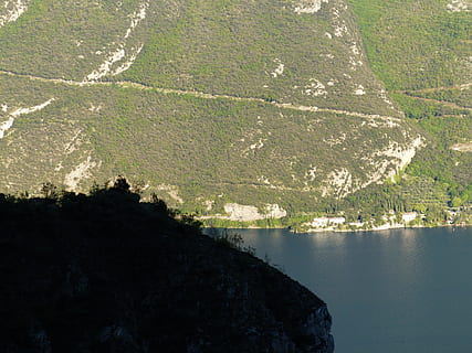 pista, lontano, sentiero, migratorio, percorso migratorio, montagna, lago, banca, linea di costa, monte altissimo, sponde del lago di Garda, natura, acqua, giorno, Paesaggi, paesaggio, scenics - natura, bellezza nella natura, nessuno, terra, roccia, all'aperto, pianta, vista dall'alto, solido, roccia - oggetto, albero, colore verde, la tranquillità, scena tranquilla, ambiente, 4K, CC0, dominio pubblico, privo di copyright