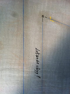 bygning, konstruktion, tømrerarbejde, bygherrer, by-, husbyggeri, Umeå, gitteret, tekst, vestlige script, meddelelse, ingen mennesker, murbygningsfunktion, indendørs, arkitektur, gulve, tæt på, bygget struktur, baggrunde, skrivning, kopiere plads, flise, håndskrift, flisebelagt gulv, dag, tekstureret, besked, beton, 2K, CC0, offentligt domæne, royaltyfrie