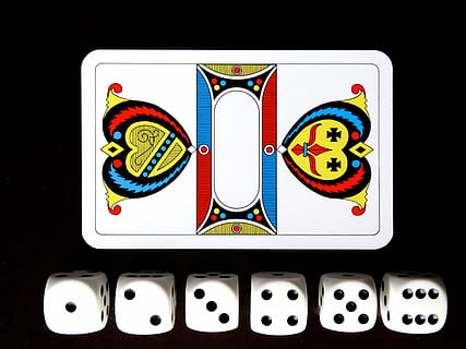 hvide terninger, es, skjold, terning, kort, jass kort, Kortspil, strategi, Spille, placere, vinde, tabe, spiekasino, symbol, sort baggrund, kunstkultur og underholdning, gambling, fritidsspil, meddelelse, ingen mennesker, multi farvet, lempelse, tæt på, fritidsaktivitet, teknologi, computer, stilleben, mad, sport, skilt, mulighed, indendørs, form, chancespil, 4K, CC0, offentligt domæne, royaltyfrie