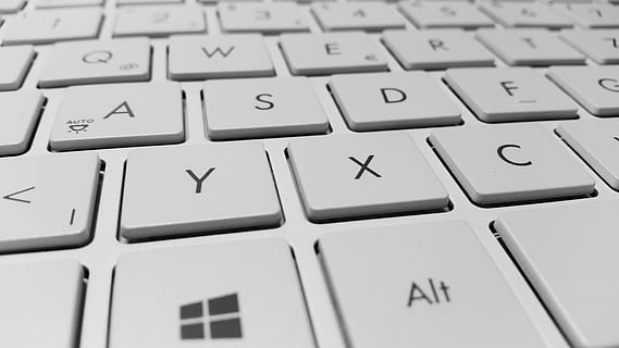 balta tastatūra, tastatūra, dators, taustiņus, balts, perifērija, chiclet tastatūra, ievades ierīce, burtiem, klēpjdators, aparatūru, datora tastatūra, datailaufnahme, krāns, atvaļinājumu, abc, datora atslēga, tehnoloģijas, tuvplāns, internetā, pilna kadra, nav cilvēku, komunikāciju, telpās, dienā, datortehnika, tekstu, datora daļa, vēstuli, savienojumu, bezvadu tehnoloģija, fona, rietumu skripts, alfabēts, 4K, CC0, publiskais domēns, bez atlīdzības